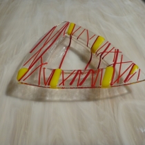 Trojúhelníková mísa se žlutými a červenými proužky