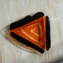 Trojúhelníková oranžová mísa s černým lemem