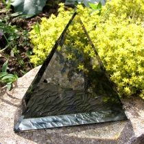 Pyramida šedá